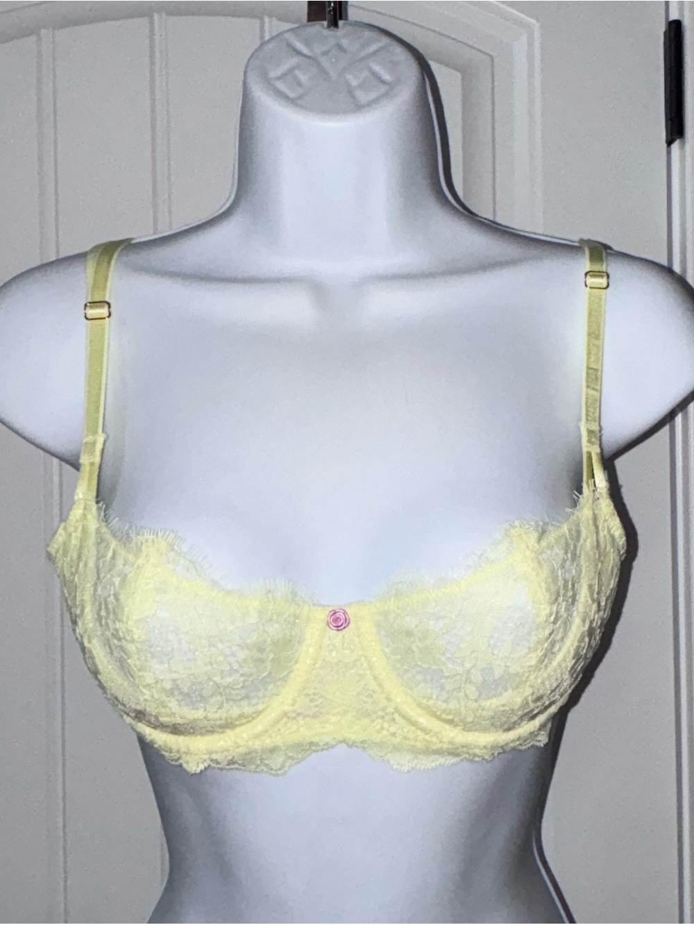NWT Victoria's Secret Pale Yellow Lace Underwire push Up Bra